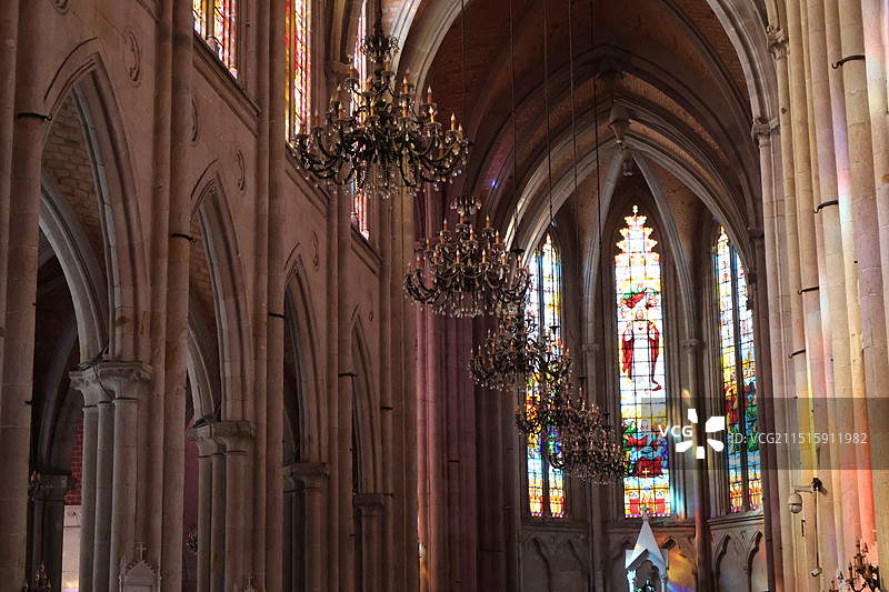 蓝天白云绿叶下的广州圣心大教堂图片素材