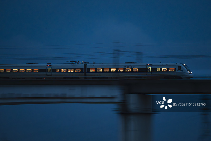 傍晚下的和谐号图片素材