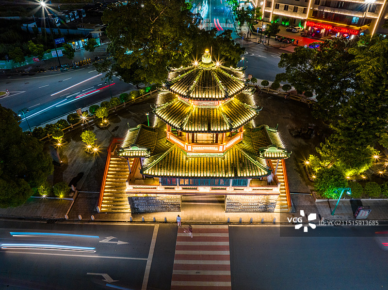 夜幕下航拍广东揭阳榕城新兴路口进贤门图片素材