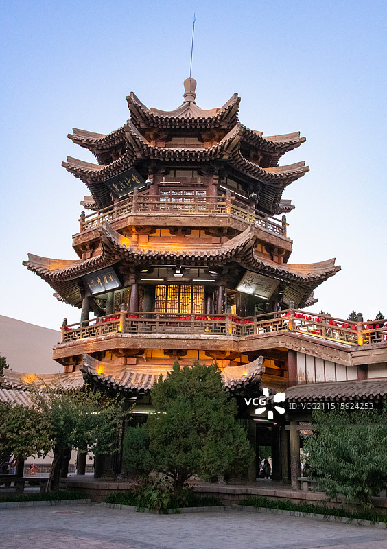 甘肃酒泉敦煌鸣沙山月牙泉景区鸣月阁图片素材