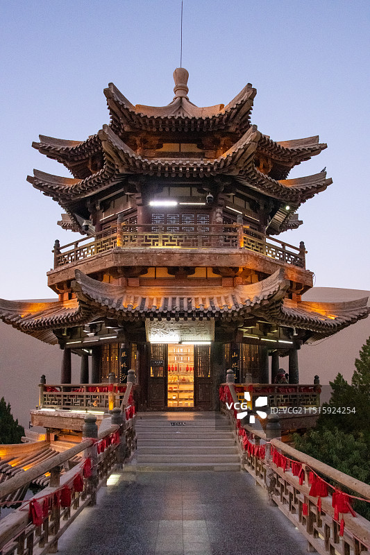 甘肃酒泉敦煌鸣沙山月牙泉景区鸣月阁图片素材
