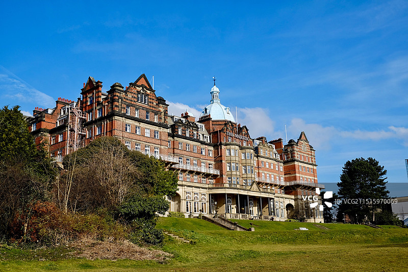 英国哈罗盖特Harrogate蓝天映衬下的历史建筑仰视图图片素材