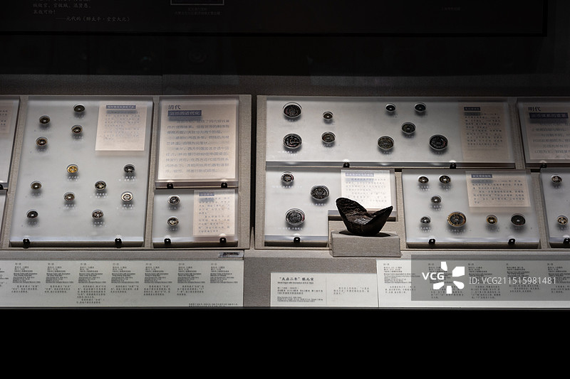 博物馆中中国古代钱币展柜中的大量钱币展品图片素材