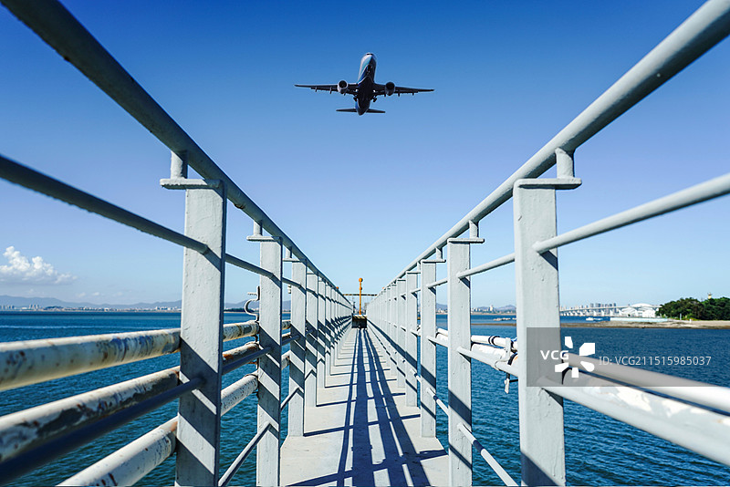 飞机沿着助航灯光架降落图片素材