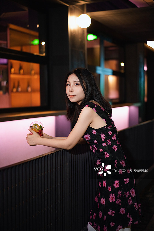 在阿那亚九龙湖度假区度假闲逛的游客图片素材