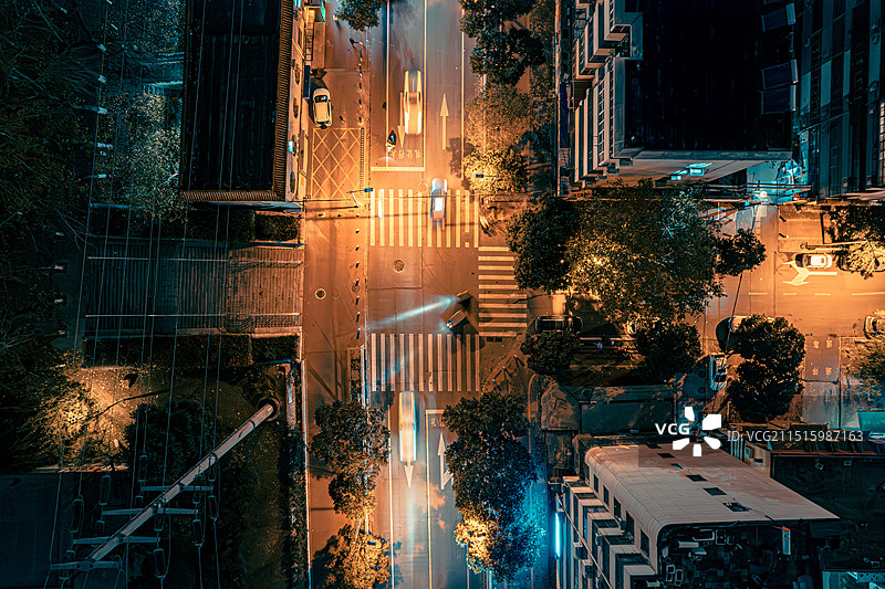 小城十字路口夜景俯瞰图片素材