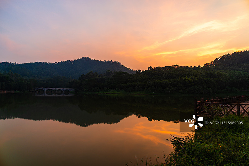 番禺大夫山森林公园七盏灯山塘日落晚霞风景图片素材