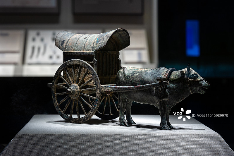 博物馆中精致的珍贵文物唐代文物铜牛车图片素材