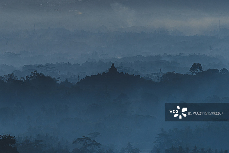 婆罗浮屠（Borobudur）晨雾秘境图片素材