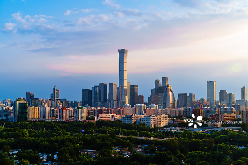北京CBD中央商务区的城市天际线黄昏晚霞图片素材