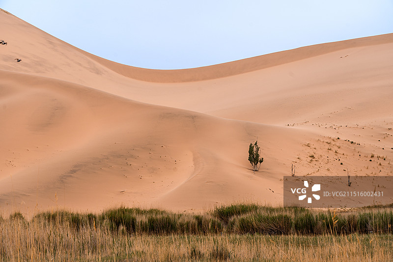 中国西部内蒙古阿拉善巴丹吉林沙漠图片素材