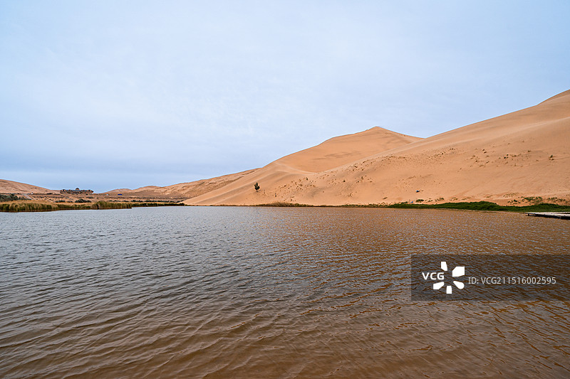 中国西部内蒙古阿拉善巴丹吉林沙漠巴丹湖图片素材