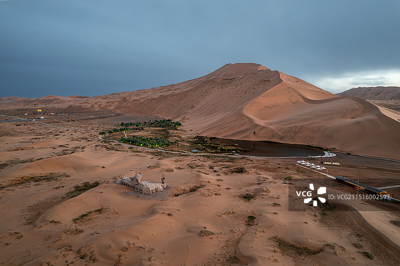 中国西部内蒙古阿拉善巴丹吉林沙漠巴丹湖图片素材