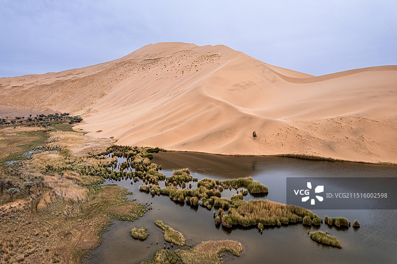 中国西部内蒙古阿拉善巴丹吉林沙漠巴丹湖图片素材