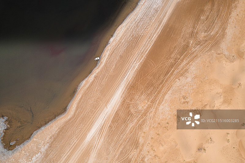 中国西部内蒙古阿拉善巴丹吉林沙漠 巴丹湖航拍视角图片素材