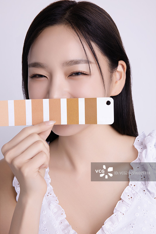 20多岁的女人摆弄着个人调色板图片素材