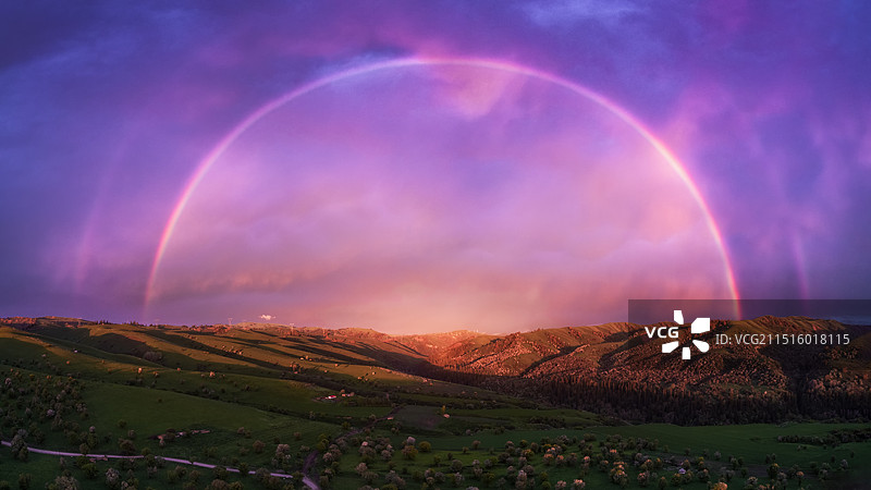 新疆伊犁大草原上的圆形彩虹图片素材