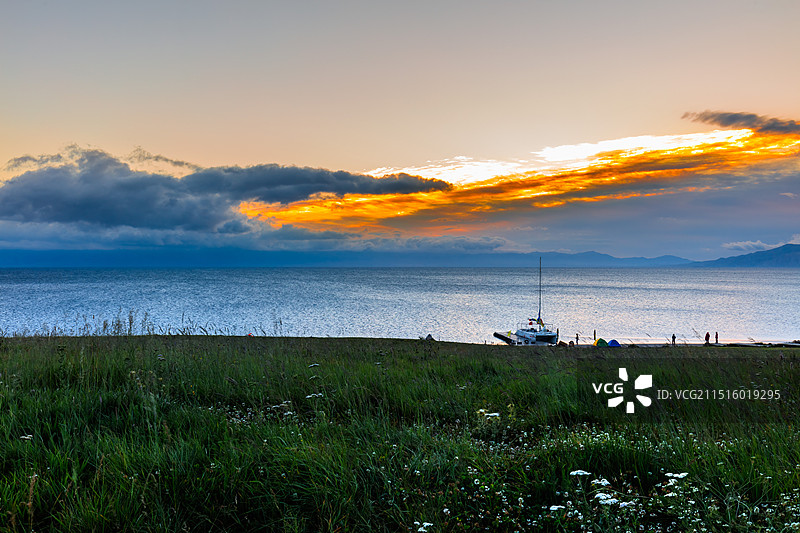 新疆赛里木湖畔日出图片素材
