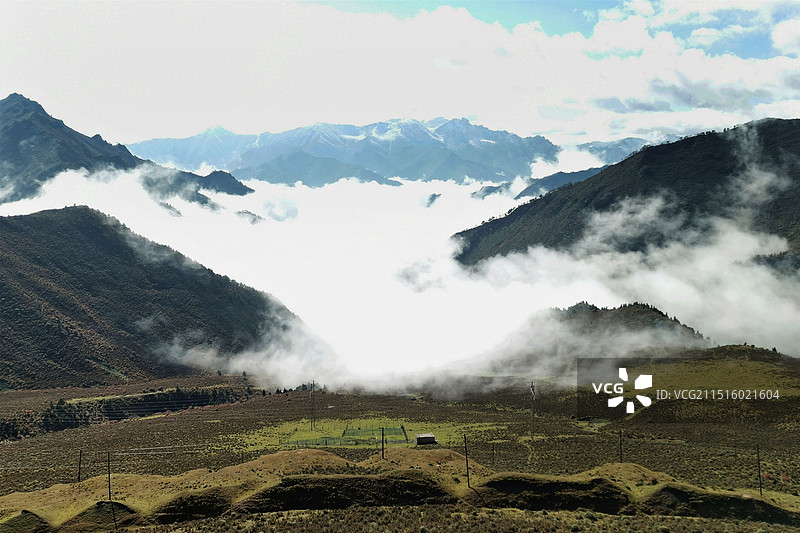 云雾缭绕的高山图片素材