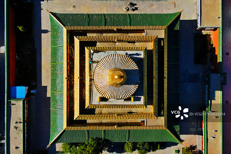 俯拍拉卜楞寺佛塔图片素材