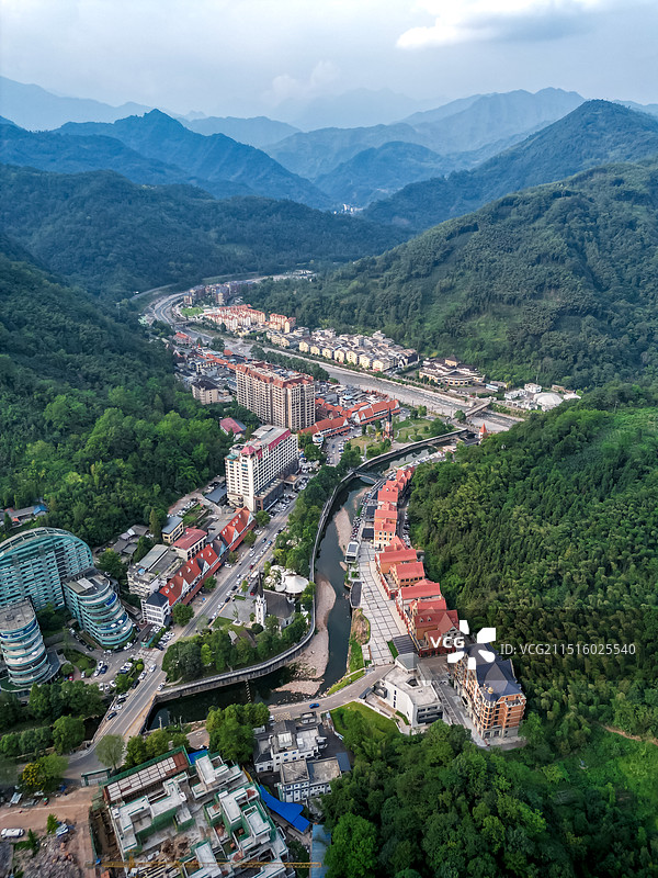 盛夏，四川成都西岭雪山花水湾温泉度假旅游区航拍图片素材
