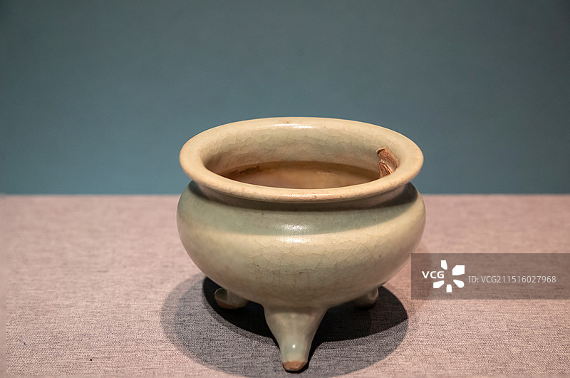 北京大运河博物馆“故宫博物院藏古代颜色釉瓷器展”：龙泉窑青釉三足鬲式炉（元）图片素材