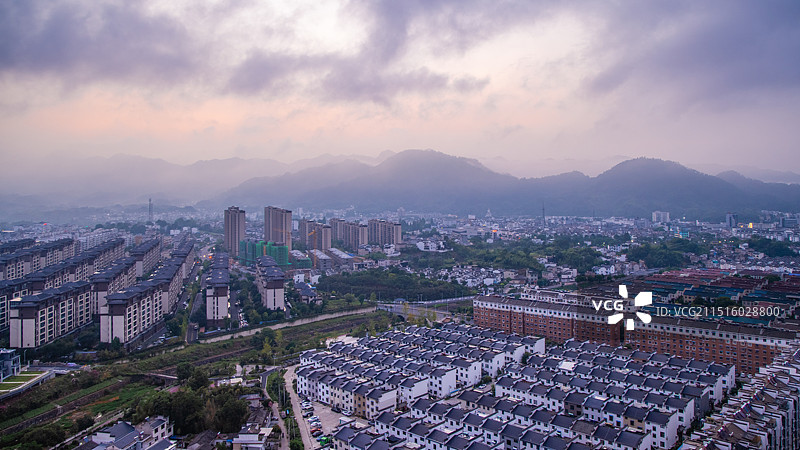 小城初秋晨雾弥漫图片素材