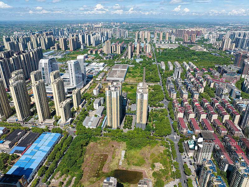 晴天蓝天白云下 湖南衡阳 蒸湘区华新开发区 城市风光 商务办公区 交通街道公路 航拍鸟瞰图图片素材