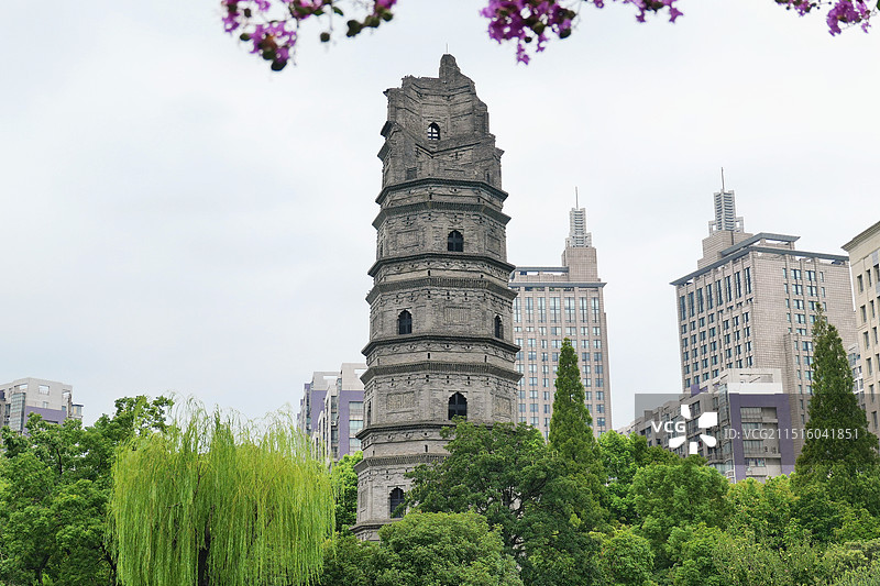 江阴市全国重点文物保护单位兴国园里的兴国寺塔，兴国塔建于北宋图片素材
