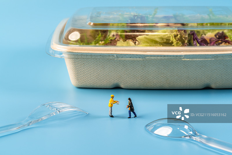 外卖员创意微缩景观 外卖骑手在规定的时间内将餐食送到客户手中图片素材