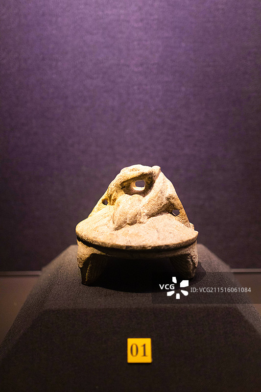 甘肃博物馆-汉代蟠螭盖三足石砚图片素材