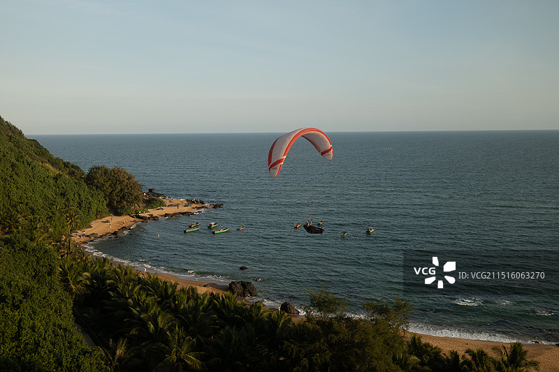 夕阳下的滑翔伞图片素材
