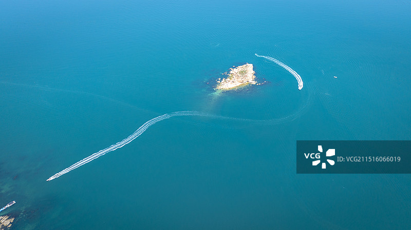 海上航行船舶的高角度视角图片素材