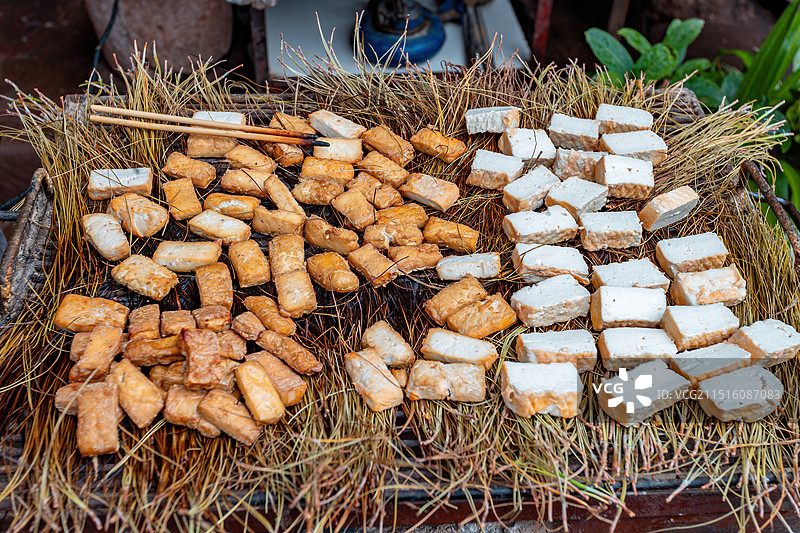 楚雄州禄丰县黑井古镇特色美食松毛烤豆腐图片素材