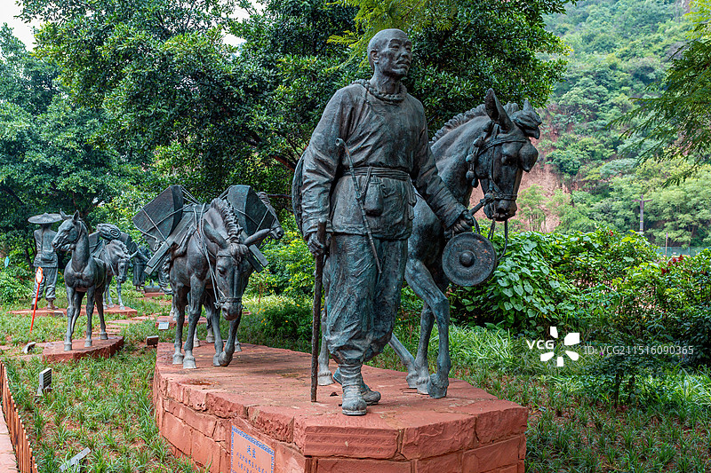 楚雄州禄丰县黑井古镇马帮运盐雕像图片素材