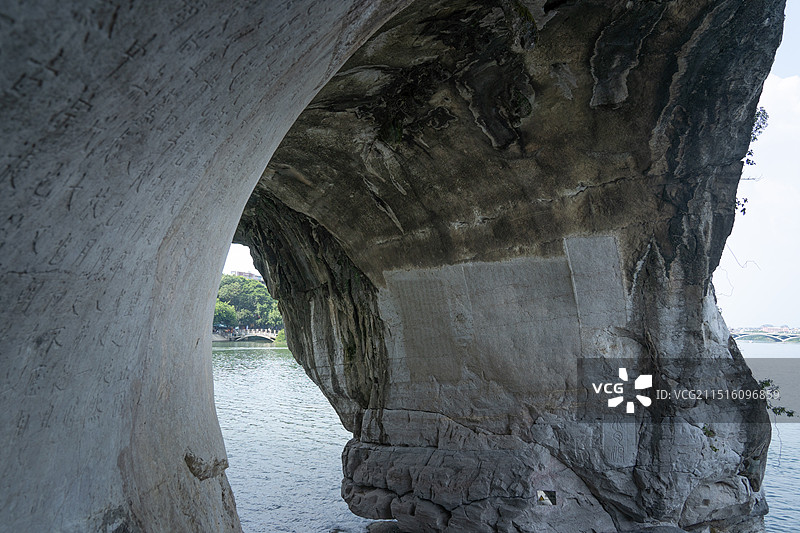 桂林象鼻山水月洞石刻图片素材