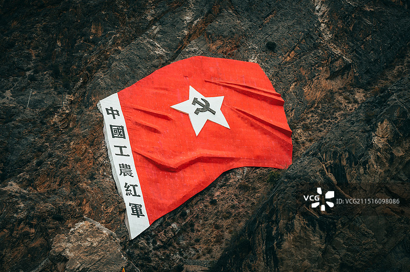 岩石上的红旗特写镜头图片素材