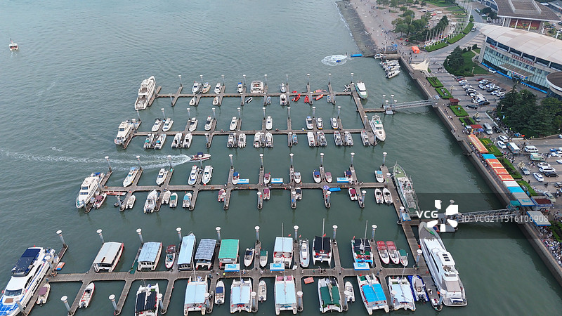 日照万平口繁忙的游艇快艇码头图片素材