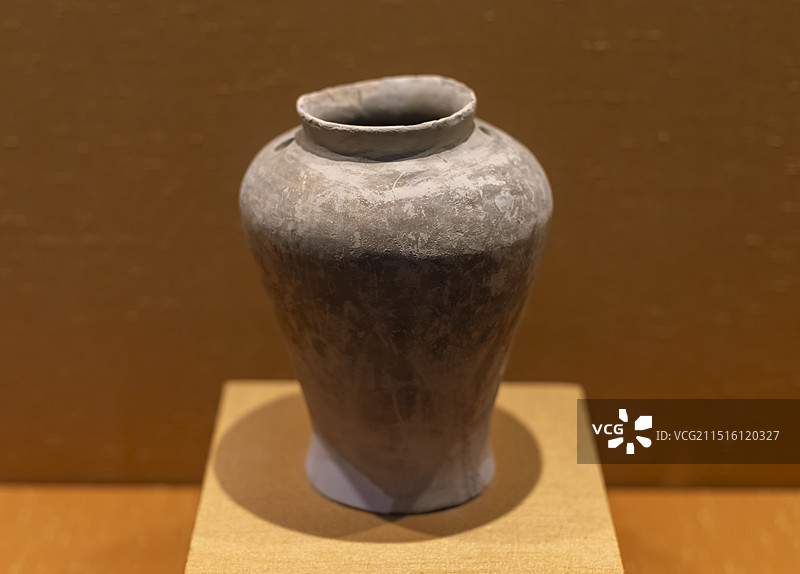 灰陶罐 新石器时代-崧泽文化 苏州市浦庄镇下泾大队（今苏州市吴中区临湖镇湖桥村）出土 苏州博物馆本馆图片素材