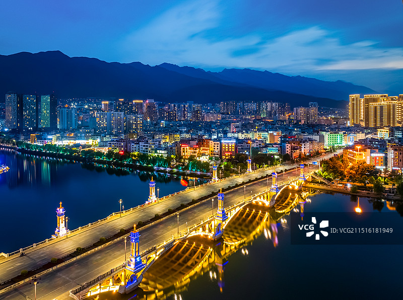 云南省大理市无人机航拍兴盛桥华灯初上图片素材