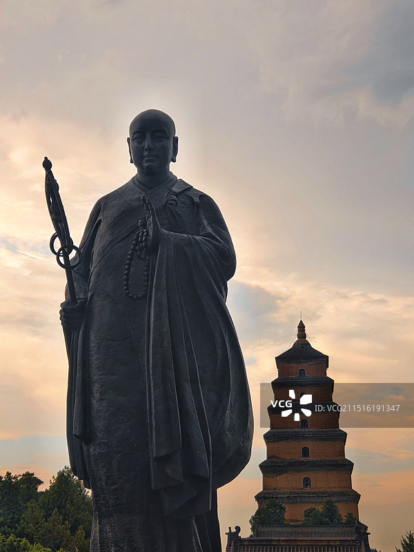 经典机位打卡，玄奘与大雁塔，陕西西安图片素材