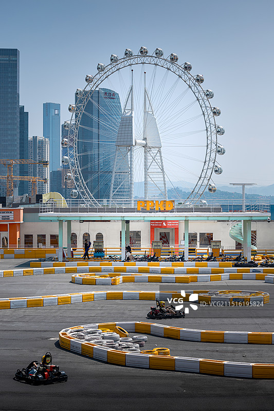 摩天轮下的蛇形赛道图片素材
