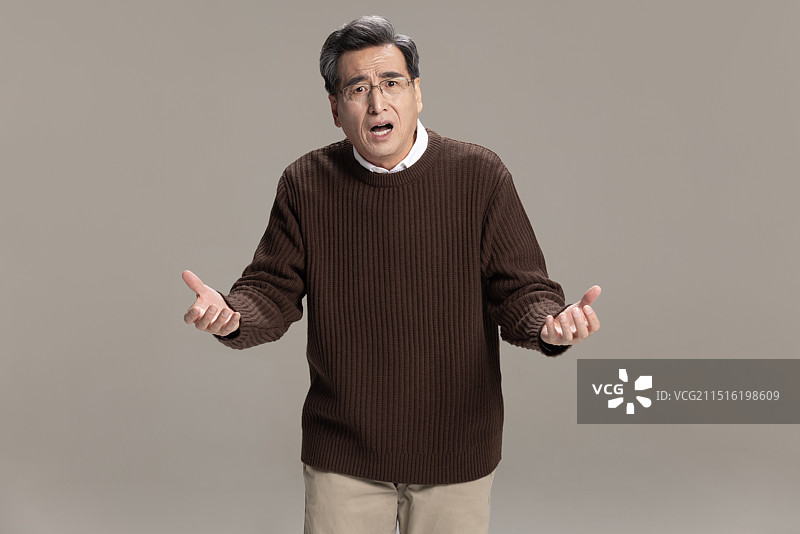 老年男子耸肩膀图片素材