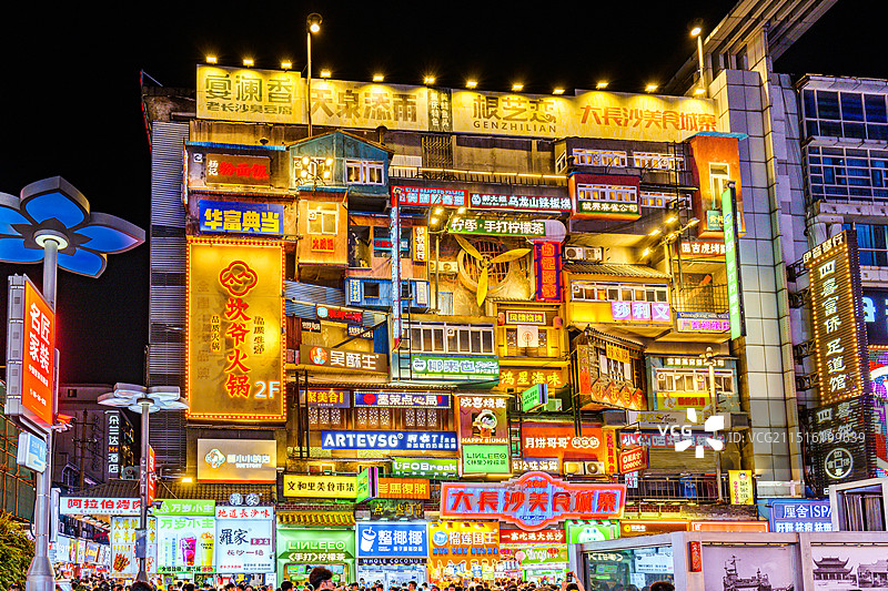 湖南省长沙市黄兴路步行街（大长沙美食城寨）密集的广告招牌夏季夜景图片素材
