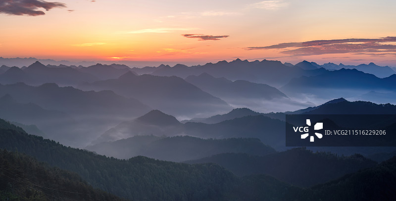 河南省洛阳市栾川县三川镇抱犊寨景区望牛岭风景美如画图片素材