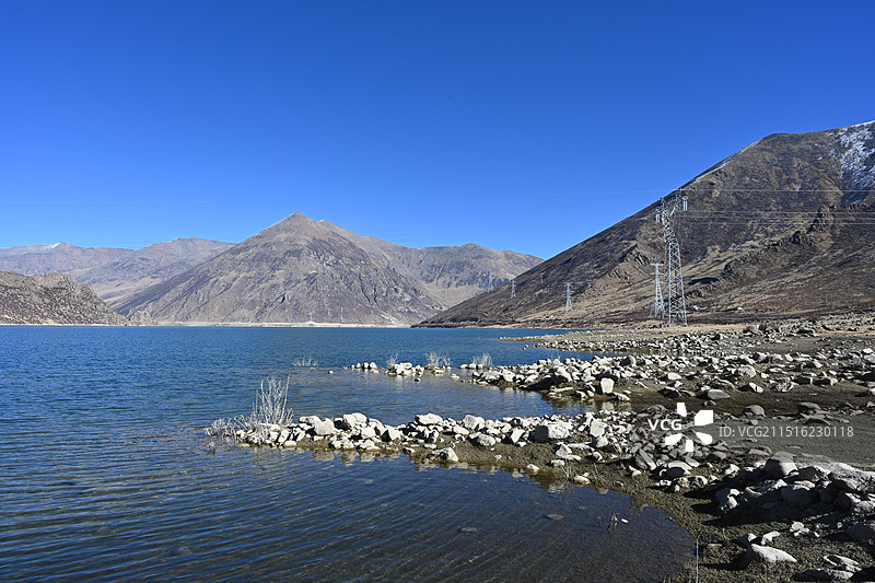 西藏拉萨林周县晴朗冬季旁多水库风光图片素材