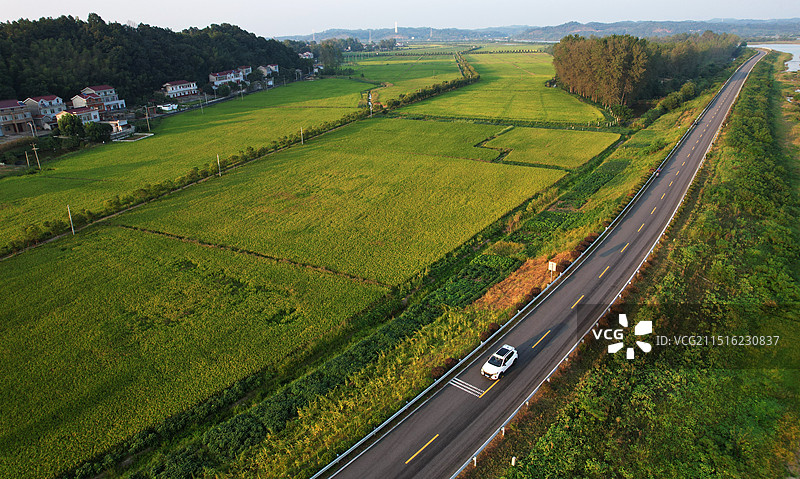2024年9月4日，车辆在安徽省六安市裕安区石板冲乡乡村公路上行驶、图片素材