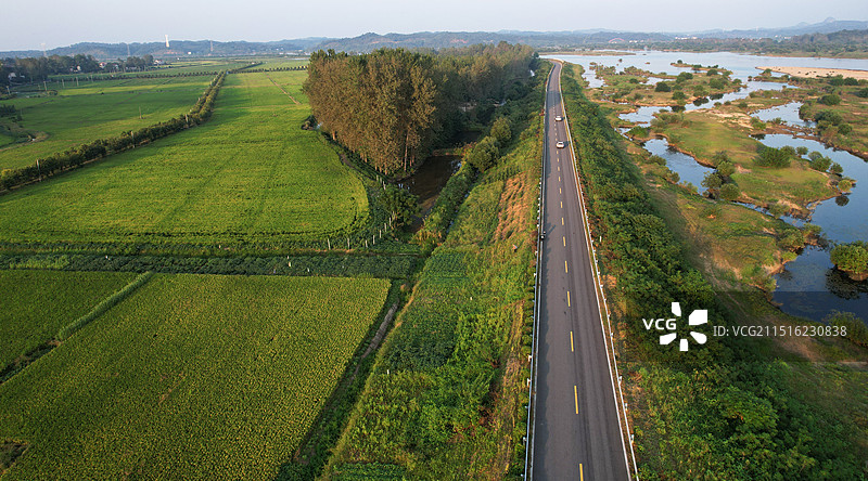 2024年9月4日，车辆在安徽省六安市裕安区石板冲乡乡村公路上行驶、图片素材