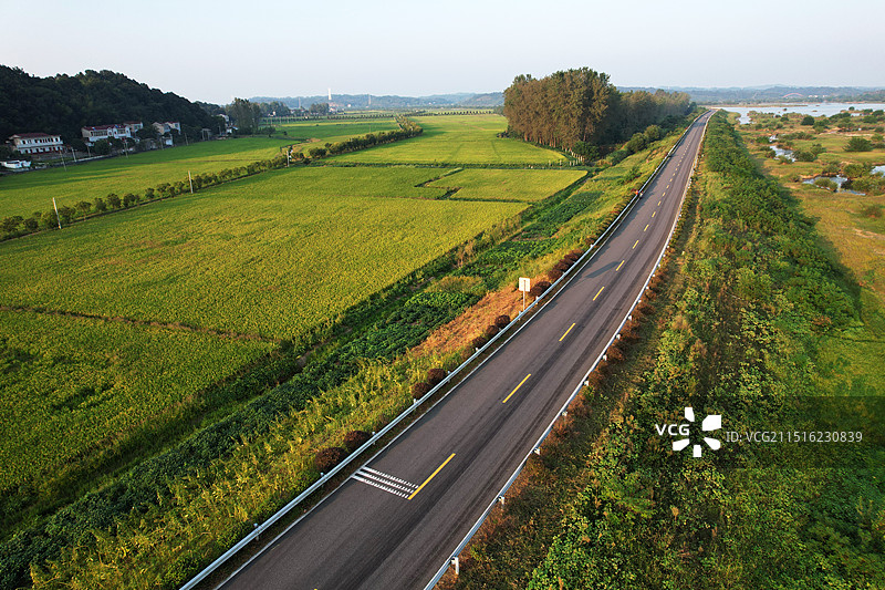 2024年9月4日，车辆在安徽省六安市裕安区石板冲乡乡村公路上行驶、图片素材