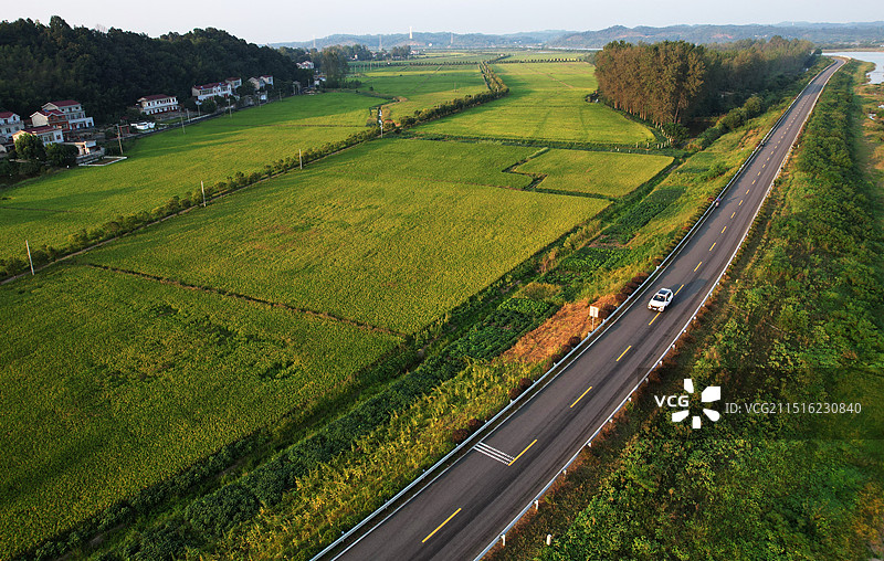 2024年9月4日，车辆在安徽省六安市裕安区石板冲乡乡村公路上行驶、图片素材